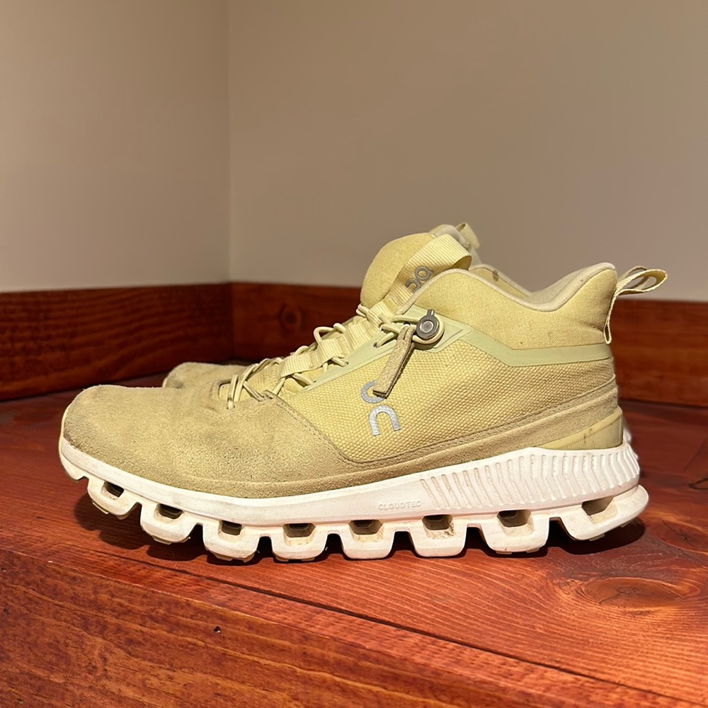 ON CLOUD / ON RUNNING Hi Top Hiking Shoe